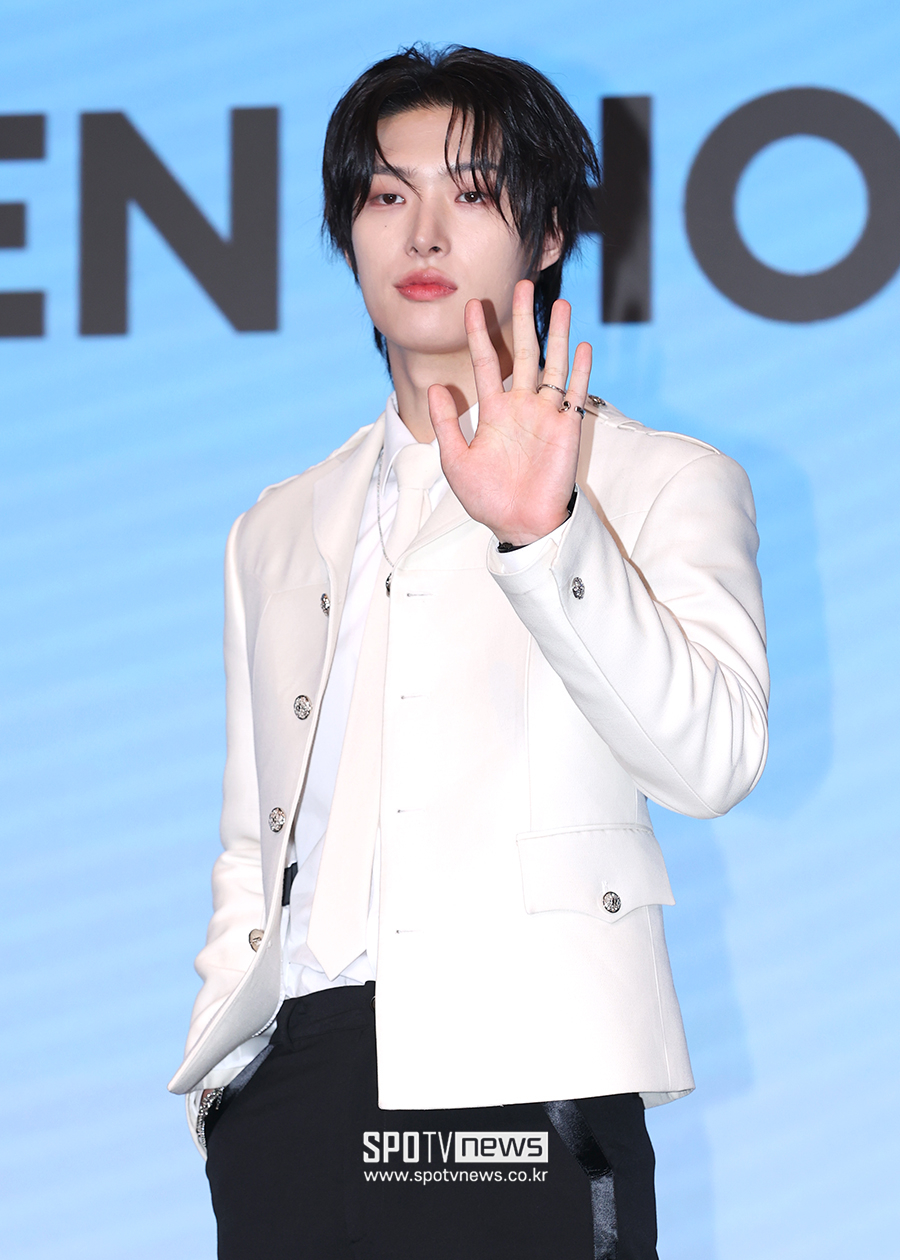 [포토S] 에이티즈 민기, 젠틀한 손인사