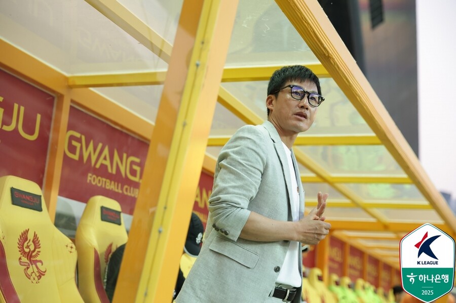 [오피셜] '재정건전화 또 위반' 광주, 중징계는 없었다…고작 선수영입금지 1년 → 집행유예 3년