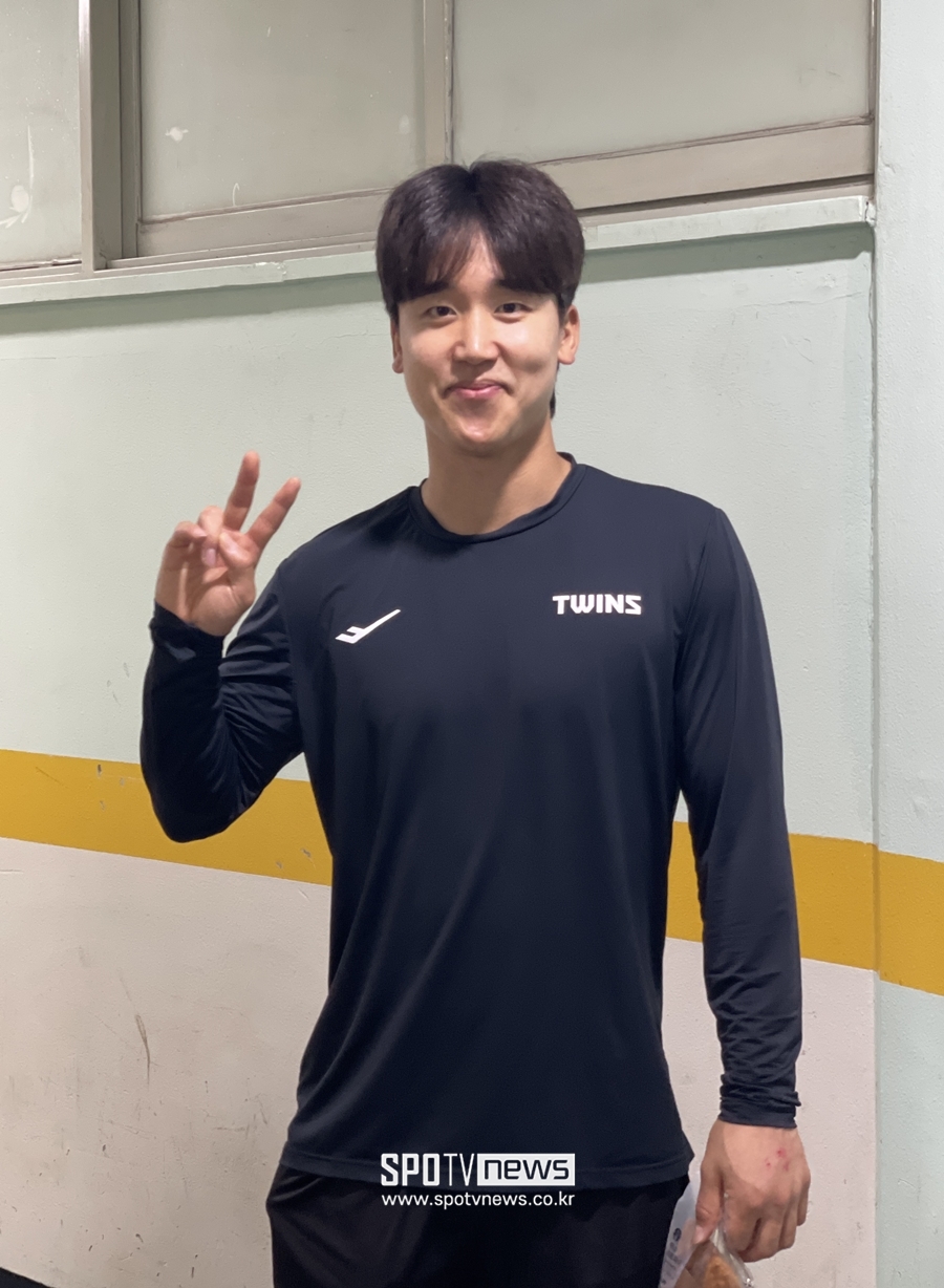 ▲ LG 구본혁은 12일 잠실구장에서 열린 SSG 랜더스와 경기에 유격수로 선발 출전했다가 2회 첫 타석에서 왼쪽 손등에 투구를 맞고 쓰러졌다. 병원에 다녀온 뒤 다시 잠실구장으로 돌아온 구본혁. 왼쪽 손등에 공에 맞은 흔적이 뚜렷하게 남아있다. ⓒ 신원철 기자