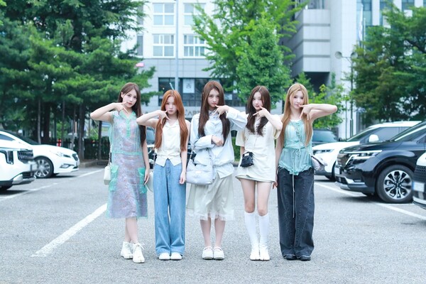 힛지스, 등장만으로 기분 좋아지는 비주얼…'뮤직뱅크' 출근길 빛냈다