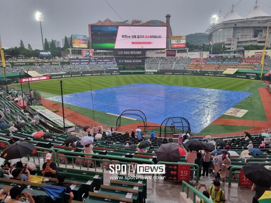 이제 장마 시작인가, 롯데-SSG전 우천 취소… 추신수 은퇴식날, 김광현 vs 감보아 맞붙는다