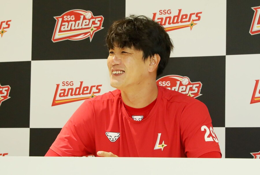 ▲ SSG와 2년 총액 36억 원에 계약하며 2027년까지의 계약서를 모두 만들어놓은 김광현 ⓒSSG랜더스
