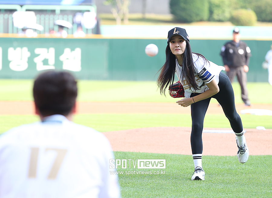 [포토S] '추신수 아내' 하원미, 레깅스 입고 완벽 시구
