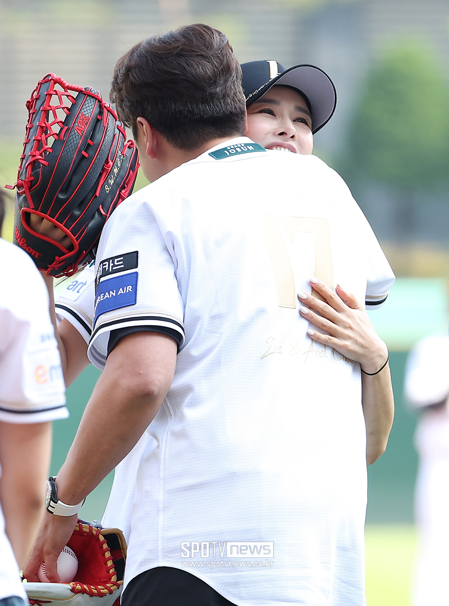 [포토S] 은퇴식 앞둔 추신수, 시구 마친 아내와 뜨거운 포옹