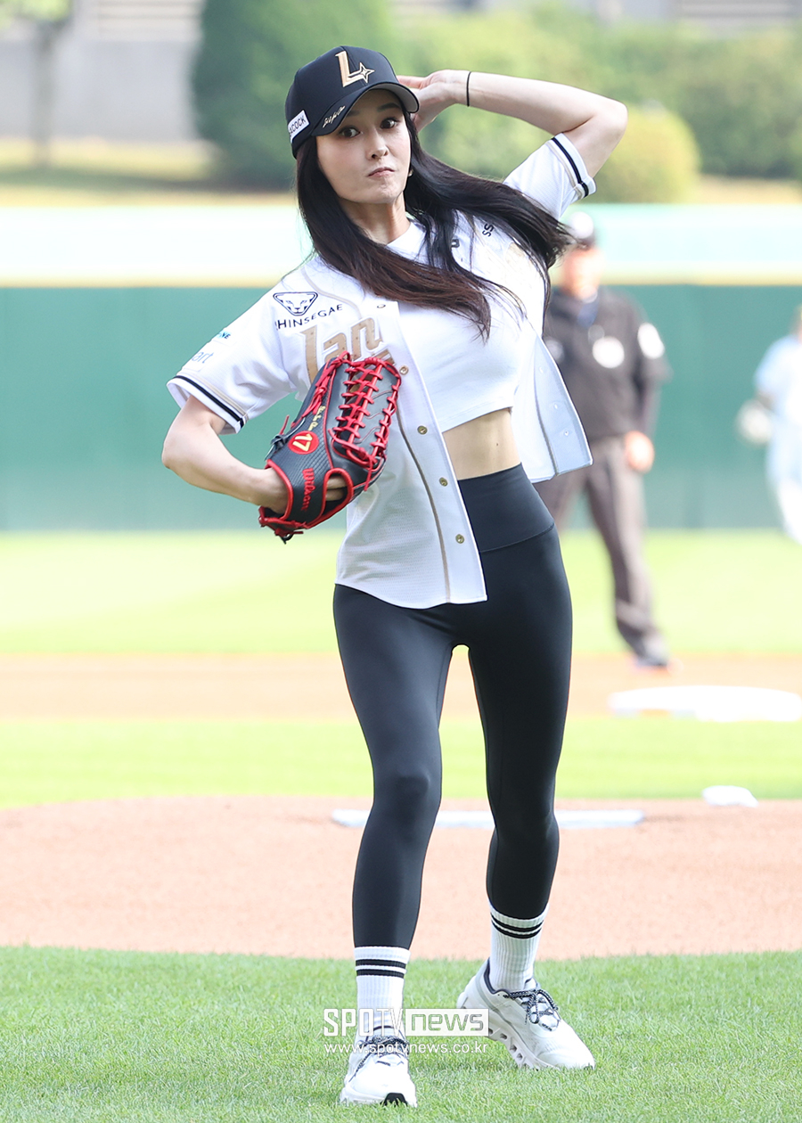 [포토S] '추신수 아내' 하원미, 일자 복근 뽐내며 시구