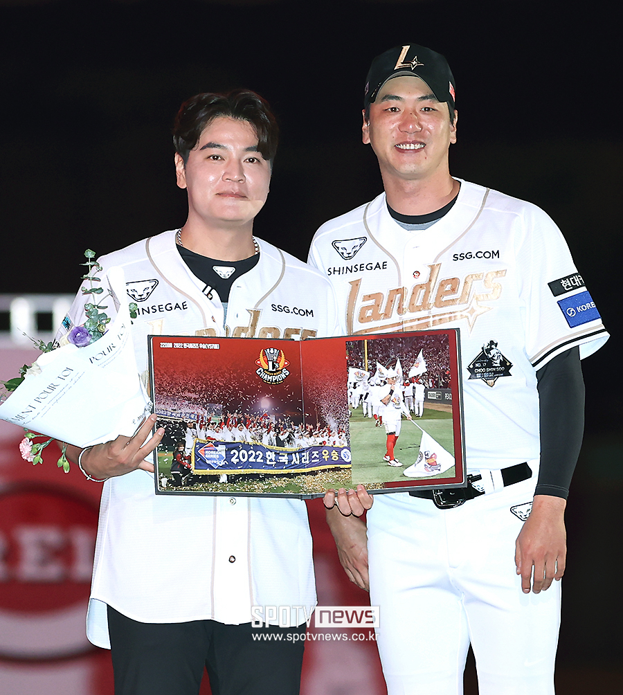 [포토S] 은퇴식 하는 추신수, '김광현과 함께'