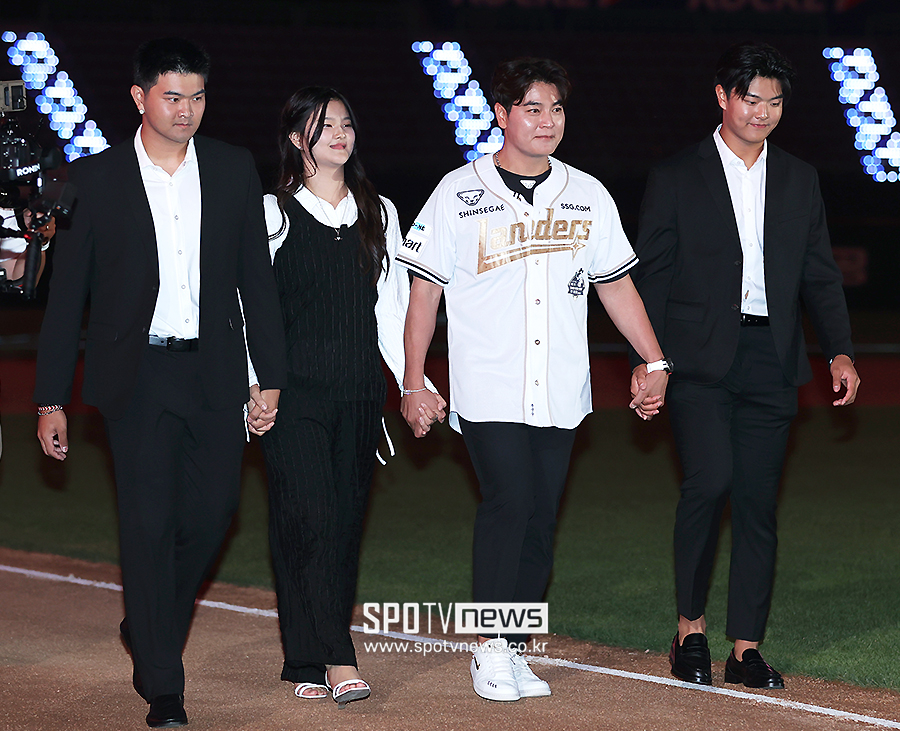 [포토S] '은퇴식' 추신수, '사랑하는 자녀들과 함께 그라운드 걸으며'