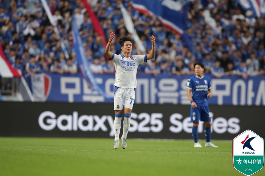 ▲ 15일 오후 수원월드컵경기장에서 수원 삼성과 인천 유나이티드의 하나은행 K리그2 2025 16라운드가 펼쳐졌다. 경기 결과 인천이 수원에 2-1로 이기면서 2위와 10점 차 선두를 내달려 다이렉트 승격을 꿈꾸기 시작했다. ⓒ 한국프로축구연맹