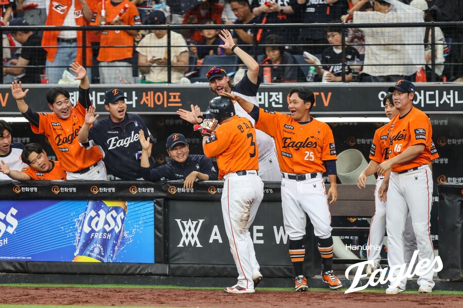 ▲ 한화 선수들이 안치홍의 득점을 축하하고 있다. 안치홍은 15일 대전 LG전에서 통산 900득점을 기록했다. ⓒ 한화 이글스