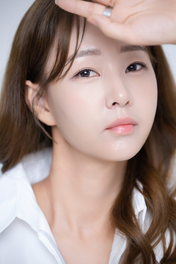 신예 로지, 18일 싱글 '블링 블링 반했어'로 데뷔…오랜 라이브 무대 고집 꺾고 음원가수로 대중과 소통