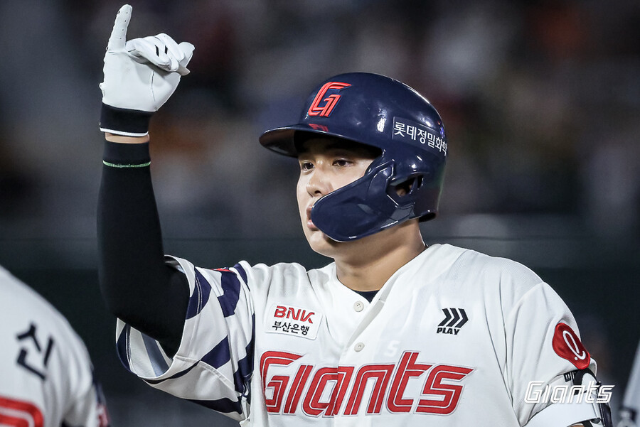 롯데 19세 신인 깜짝 3점포 터졌다…1위 한화에 일격, 김원중 구단 최초 150SV 대기록 [사직 게임노트]