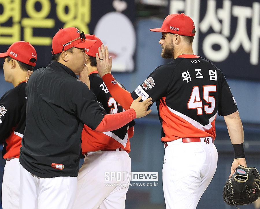 ▲ 이범호 감독은 위즈덤이 조금 더 공격적으로 치면 더 좋은 성적이 있을 것이라 확신하고 있다 ⓒ곽혜미 기자