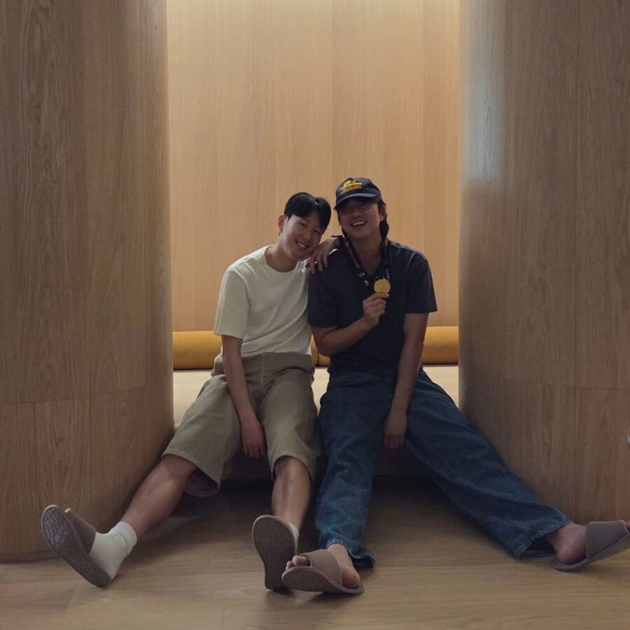 공유, 3개월 만의 근황이 손흥민과 투샷…우승메달 걸고 "리스펙트"