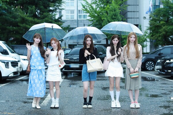 힛지스, 화사한 비주얼·청순 소녀력 빛났다…'뮤뱅' 출근길 사로잡은 5색 매력