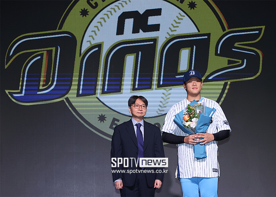 ▲ NC 임선남 단장 휘문고 투수 김휘건 ⓒ곽혜미 기자