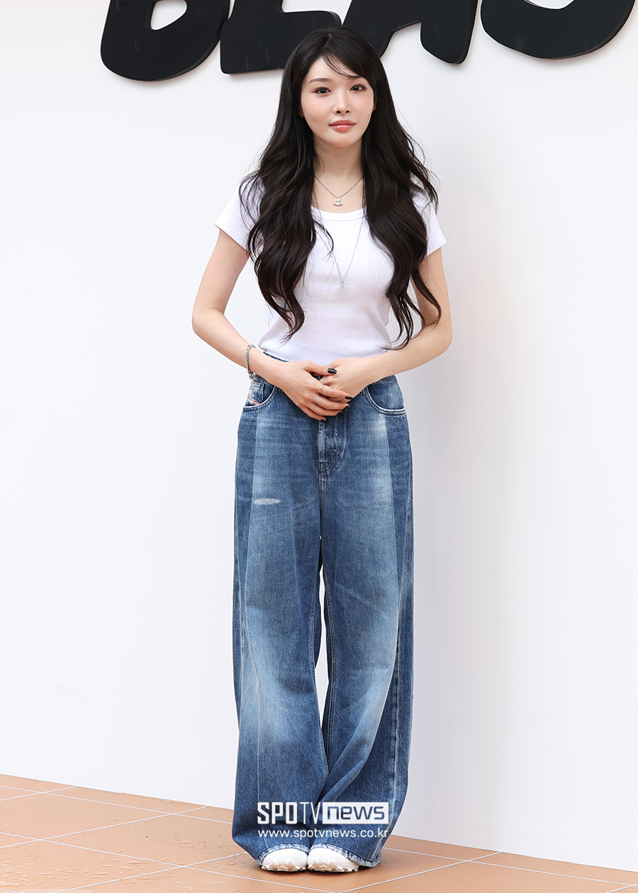 [포토S] 청하, '흰 티에 청바지만 입어도 완벽'
