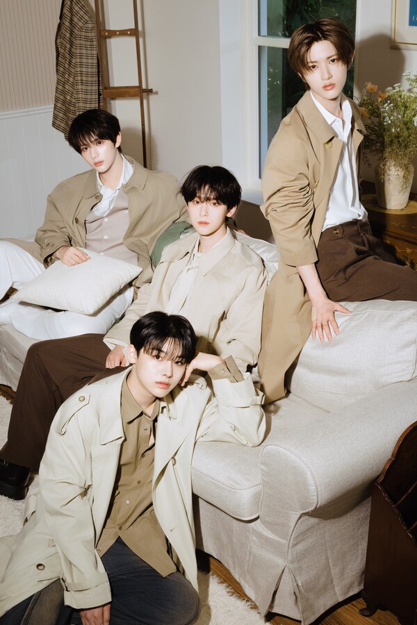 엑스유닛, 트렌치 코트로 완성한 댄디한 매력…청춘의 정서적 깊이 더했다