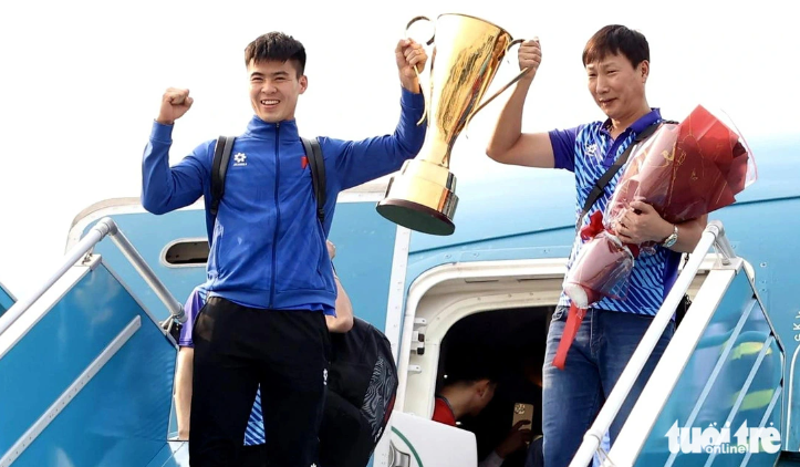▲ 베트남은 박항서 감독이 이끌던 2018년 대회 이후 6년 만이자 통산 세 번째로 동남아축구 정상에 올랐다.지난해 5월 베트남 지휘봉을 잡은 김상식 감독은 처음 나선 미쓰비시컵에서 우승을 지휘해내며 주가를 한껏 높였다. 무려 6년 동안 베트남을 이끈 박항서 감독처럼 '장기 집권'을 이어갈 발판을 마련했다. ⓒ 투오이트레