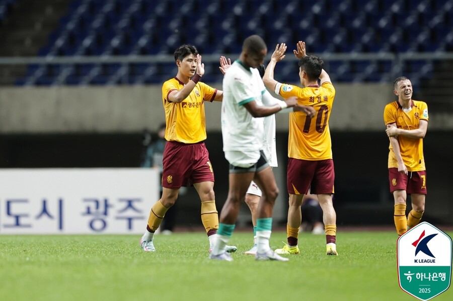 ▲ 22일 오후 광주월드컵경기장에서 광주FC와 대전하나시티즌의 하나은행 K리그1 2025 20라운드가 펼쳐졌다. 경기 결과 광주와 대전이 2-2로 비겼다. 2위 대전은 이날 무승부로 선두 전북 현대와 격차가 8점으로 유지됐다. ⓒ 한국프로축구연맹