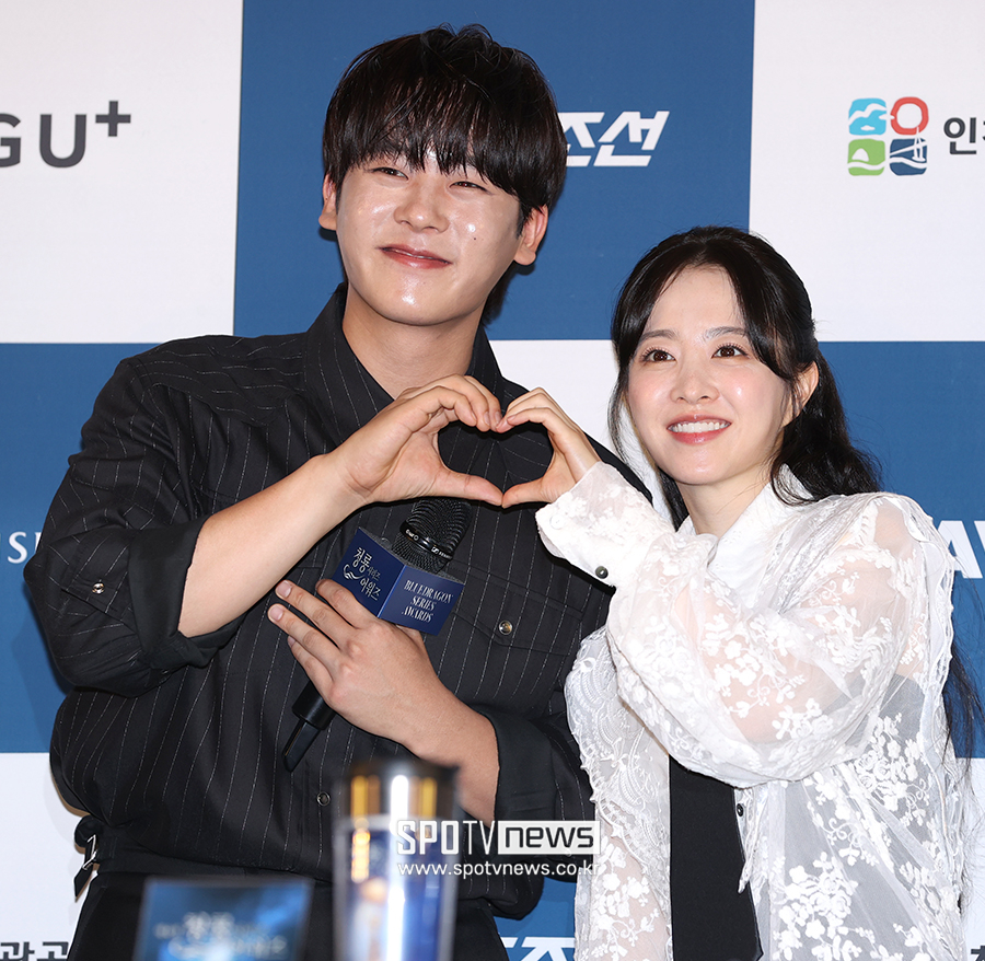 [포토S] '박보영 찐팬' 이정하, '뽀블리와 함께 하트~'