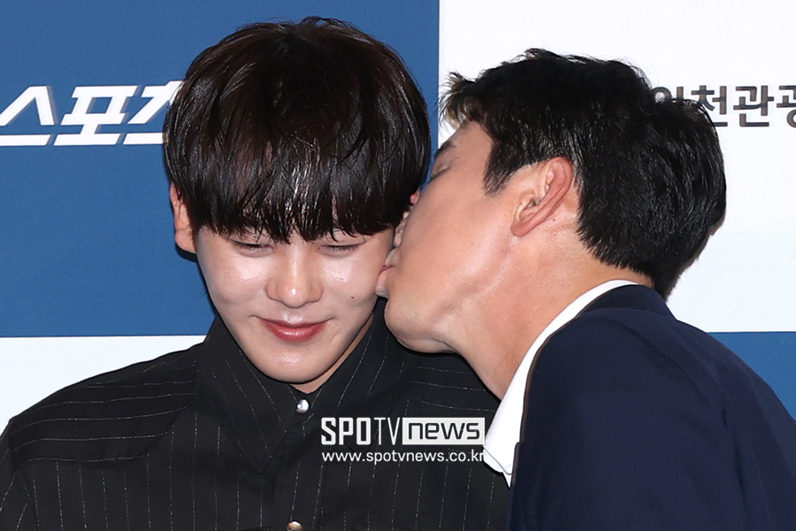 [포토S] 신동엽, 이정하에게 기습 뽀뽀!