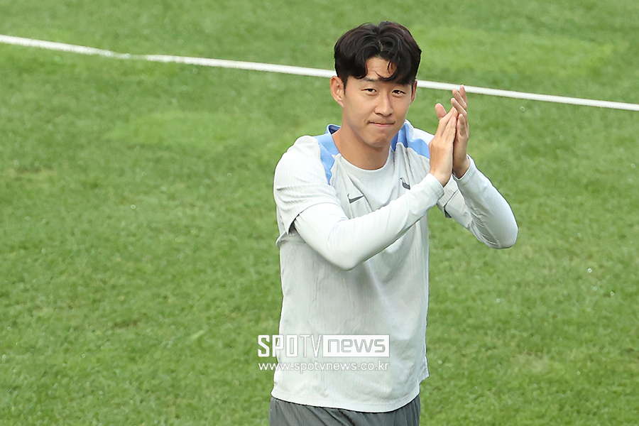 ▲ 토트넘이 한국을 찾는 시점이 무덥고 습한 한여름인데도 팬들은 무더운 날씨를 참아가며 손흥민과 토트넘을 향한 환호를 빼놓지 않았다. 토트넘 선수들도 여러 행사와 경기를 치르면서도 팬들에게 환한 미소와 손인사를 건네면서 환대에 답했다. ⓒ 곽혜미 기자
