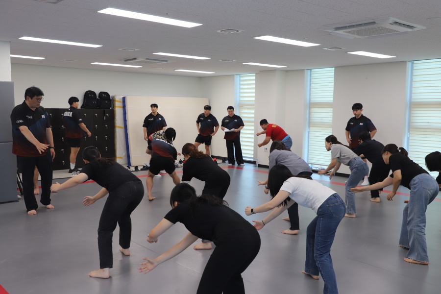 '이색발상' 경찰 체포술에 씨름 더하다…씨름진흥원 경찰들과 으랏차차