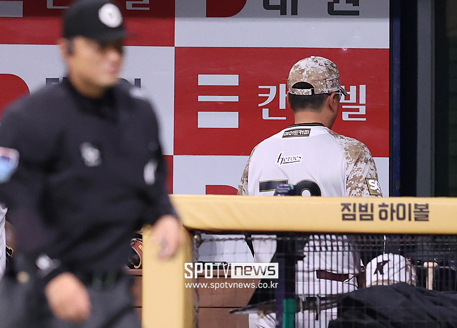 [포토S] 퇴장 당하는 홍원기 감독