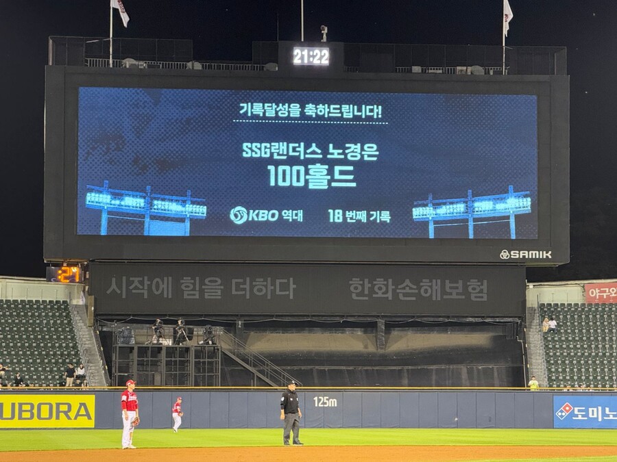 ▲ 노경은은 26일 잠실 두산전에서 4-1로 앞선 8회 1이닝을 무실점으로 막고 개인 통산 100번째 홀드를 기록했다 ⓒSSG랜더스