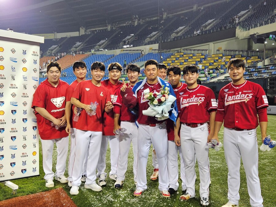 ▲ 노경은의 기록을 물벼락 세리머니와 함께 축하한 SSG 후배들 ⓒSSG랜더스