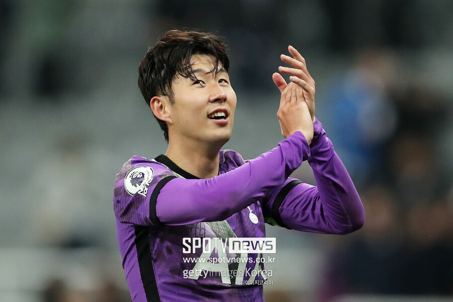 ▲ 손흥민을 다른 팀으로 떠나보내고 방문하면 더욱 좋은 소리가 나올리 없다. 지난 두 차례 방한마다 6만 석의 서울월드컵경기장을 가득 채웠던 팬들의 환호가 사라질 가능성이 크다. 아시아 시장에서 최대 수익을 얻으려고 마련한 투어를 앞두고 손흥민을 처분해서는 안 된다는 주장이다.