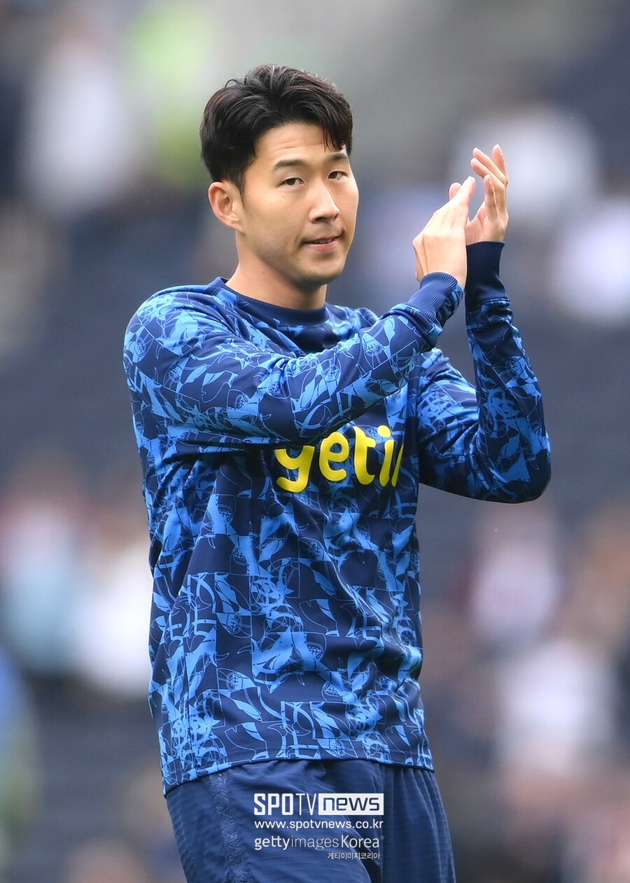 ▲ 풋볼런던은 "새 시즌 원정 유니폼을 발표하는 영상에서 손흥민은 짧게 등장했을 뿐"이라고 했다. 실제로 1분이 조금 넘는 영상에서 가장 먼저 등장하고, 강하게 부각된 건 남자팀의 도미닉 솔란키와 여자팀의 엘라 모리스였다. 손흥민은 마스크를 착용하고 잠깐 미소를 지어보인 게 전부다.