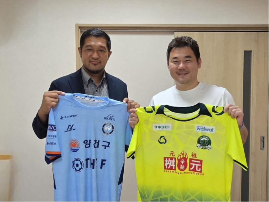  (좌)양천 TNT FC 김태류 대표와 일본 노베오카 아가타FC 이타 쿠와하라 사장  ⓒ양천 TNT FC