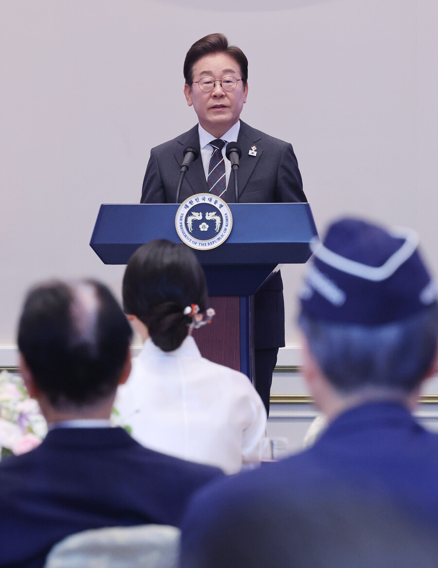 ▲ 이재명 대통령이 27일 청와대 영빈관에서 열린 '호국 보훈의 달, 대통령의 초대' 행사에서 인사말을 하고 있다. 이번 행사에는 국가유공자 및 유족, 보훈단체장, 특별초청자 등이 참석했다. ⓒ연합뉴스