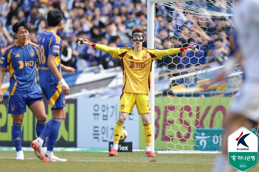 ▲ 코뼈 골절로 안면 보호 마스크를 착용했던 조현우 ⓒ한국프로축구연맹