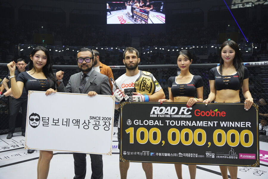 ▲ 로드FC 6대 라이트급 챔피언에 오른 카밀 마고베도프 ⓒ로드FC