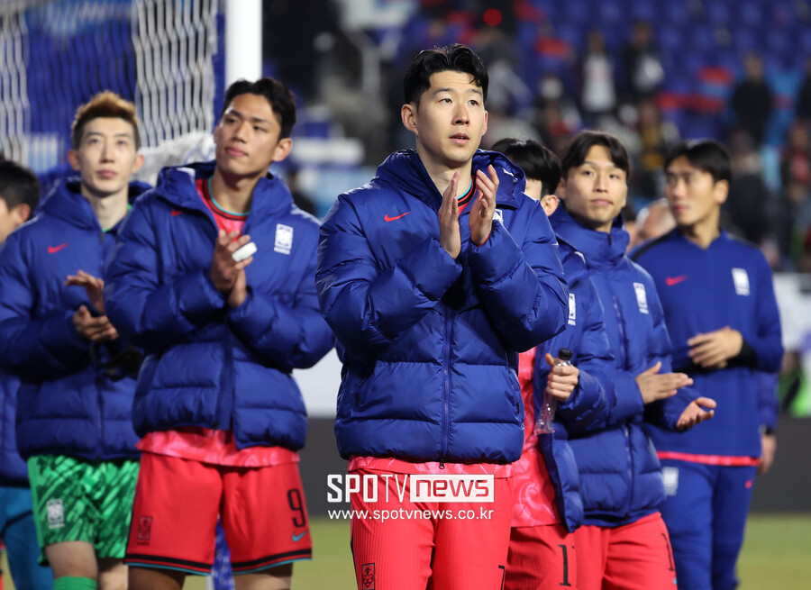▲ 한국축구는 지난 3월 '잔디 이슈'로 홍역을 치렀다. 손흥민(맨 앞줄)은 지난 3월 25일 요르단전이 끝난 뒤 취재진과 인터뷰에서 "이런 말을 또 해서 그렇지만 홈 경기인 만큼 좋은 컨디션과 환경에서 (축구를) 해야 하는데 그러질 못하고 (여전히) 개선이 안 되는 게 속상하다"며 목소리를 높였다. "신경을 써주셨으면 좋겠다. 홈에서 (축구 외 요소가) 우리의 발목을 잡으면 (한국 대표팀은) 어디서 이점을 누려야 할지 모르겠다"며 잔디 개선을 강하게 촉구했다. ⓒ 곽혜미 기자