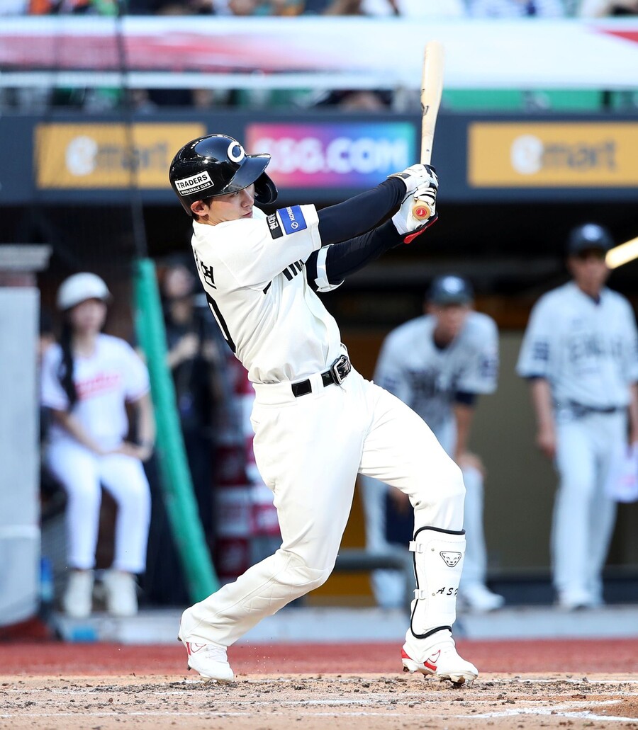 폰세 상대로 벼락 홈런이라니… 가진 게 많다던 그 선수, 이제야 그라운드에 풀어놓는다