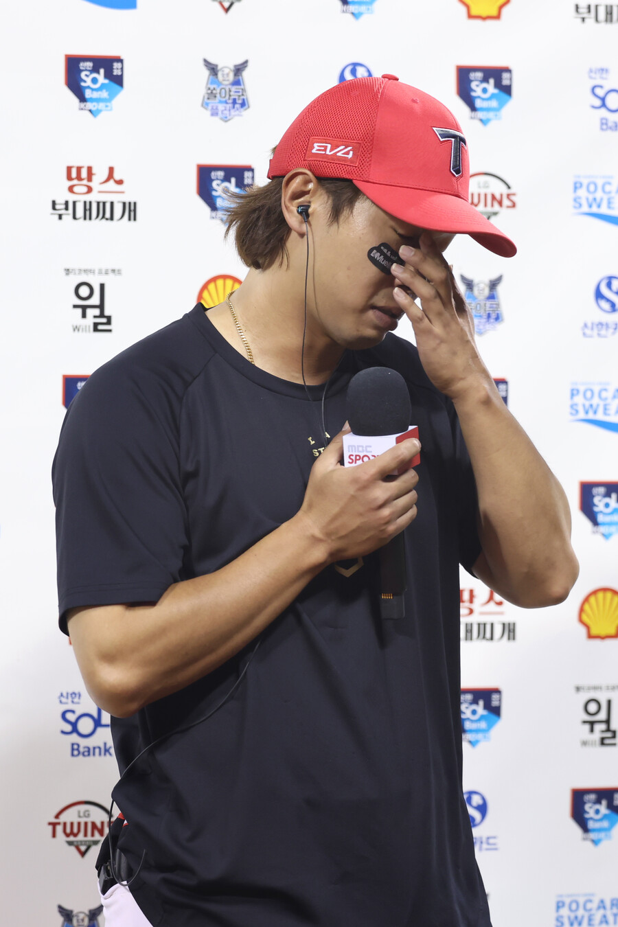 "아내가 아팠다" KIA 비장의 카드는 왜 경기 끝나고 눈물을 쏟았나…"최형우 레벨" 사령탑 믿음에 보답