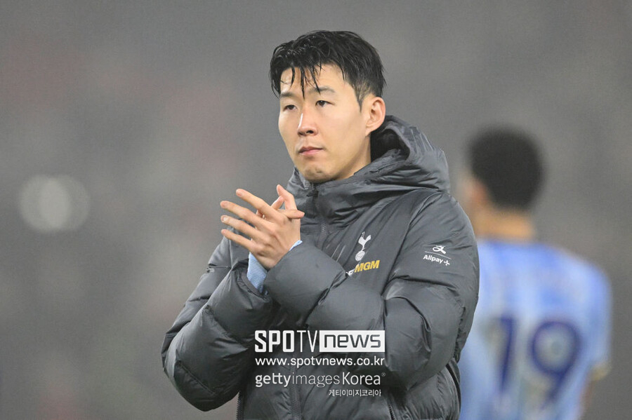 ▲ 글로벌 매체 '디 애슬레틱'의 댄 킬패트릭은 30일(한국시간) "손흥민은 토트넘 홋스퍼에서 우승 트로피를 들어 올렸고, 계약 기간도 1년 밖에 남지 않았다. 지난 시즌 그의 경기력은 하락세를 보였고, 팀 상황을 고려하더라도 예전의 손흥민과는 달라 보였다"라고 전했다.