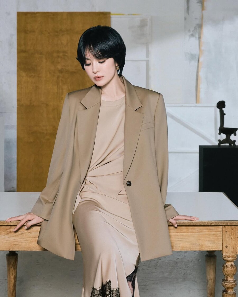 송혜교, 안되는게 뭐야…찜통더위 속 롱부츠+가죽재킷 '시크함 폭발'