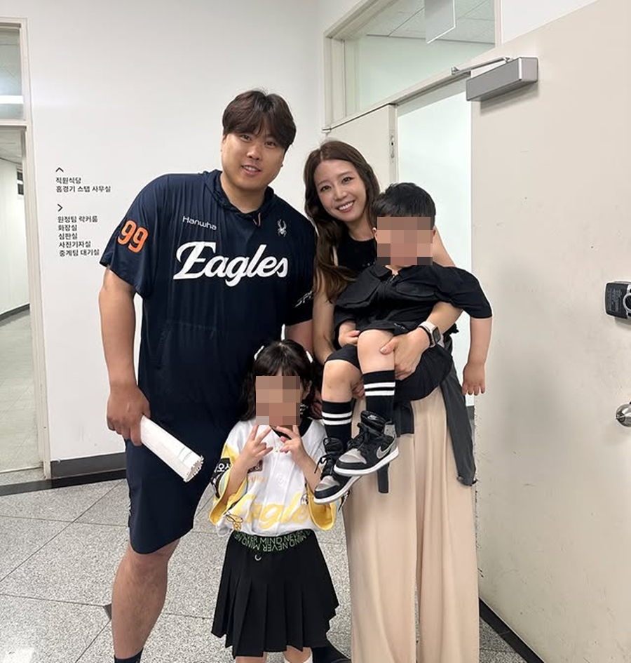 류현진♥배지현, 단란한 가족사진 공개…붕어빵 자녀들 '깜찍'