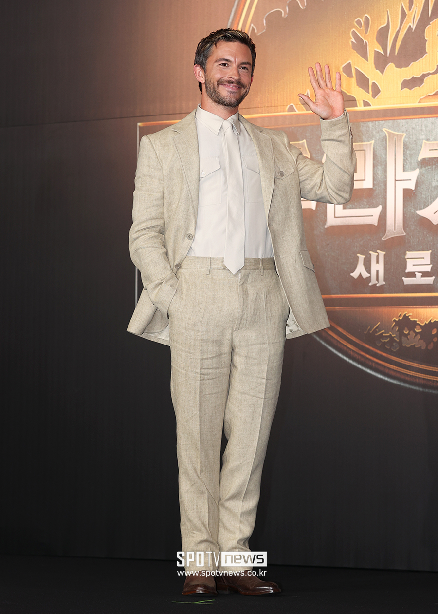 [포토S] 조나단 베일리, '린넨 슈트 입고'