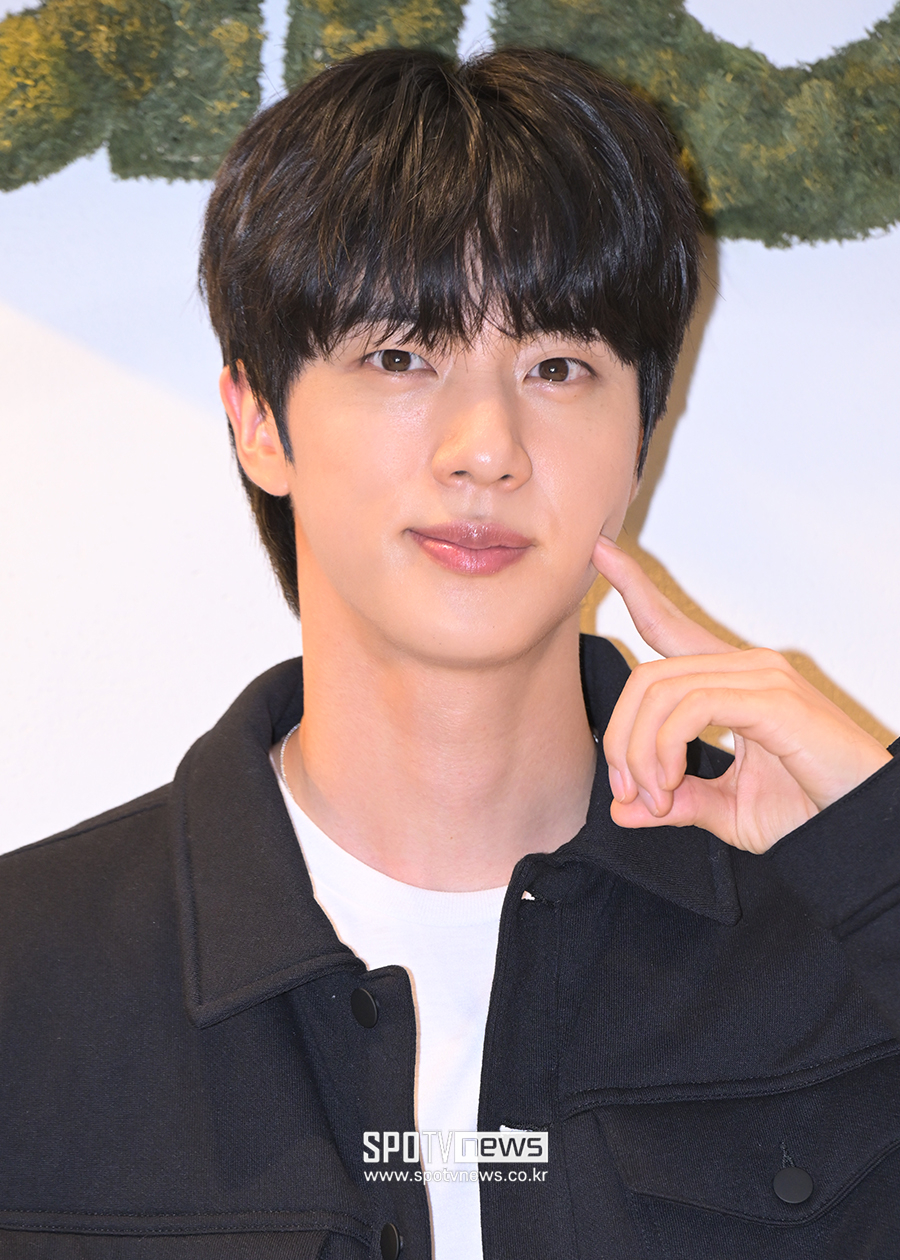 [포토S] 방탄소년단 진, '볼 콕~'