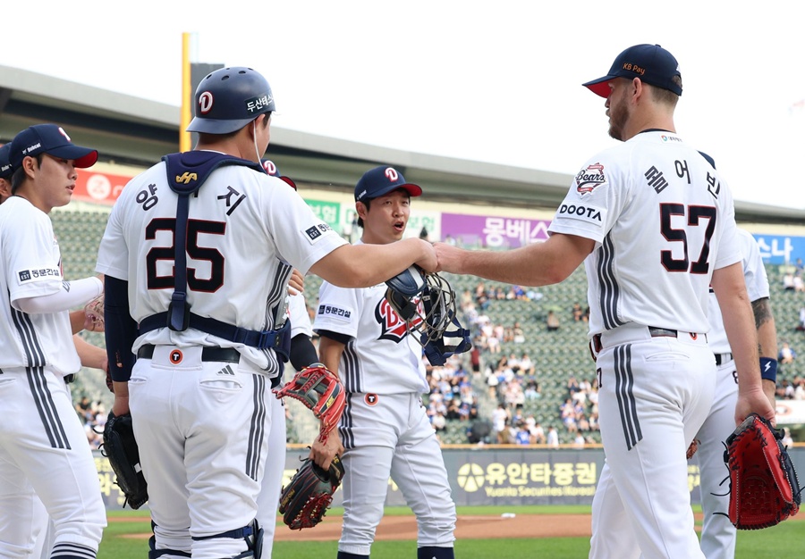 콜어빈 무실점+양의지·케이브 동반 멀티 히트…두산, 삼성에 5-0 완승 [잠실 게임노트]