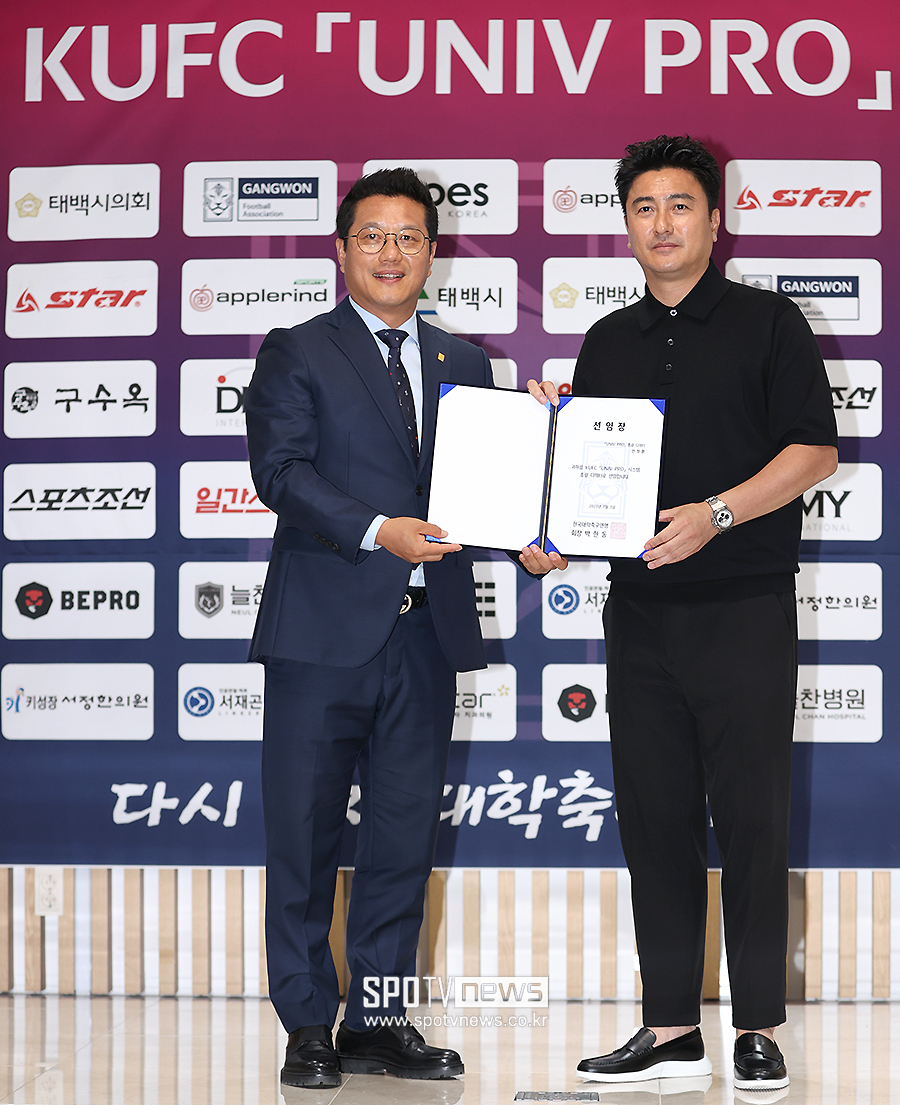 ▲ 한국대학축구연맹 안정환 총괄 디렉터 박한동 회장 ⓒ곽혜미 기자