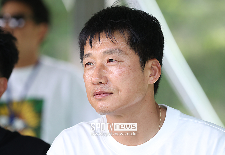 [포토S] 대학 축구 지켜보는 이정효 감독