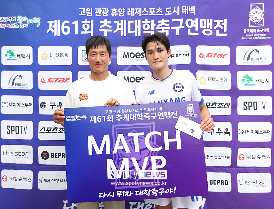 [포토S] 'MVP' 한양대 오준엽, 이정효 감독과 기념 촬영