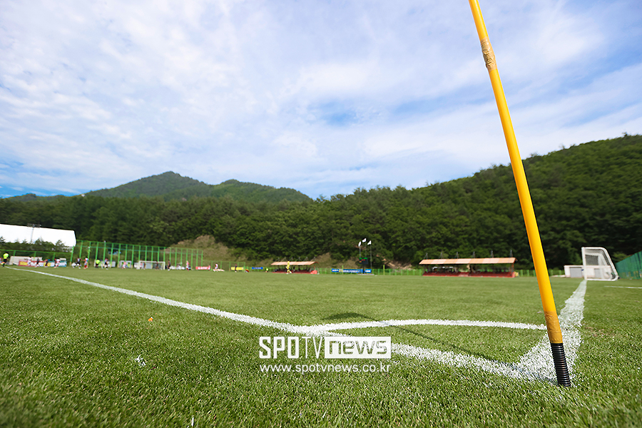 ▲ 한국대학축구연맹 태백종합운동장 잔디 ⓒ곽혜미 기자