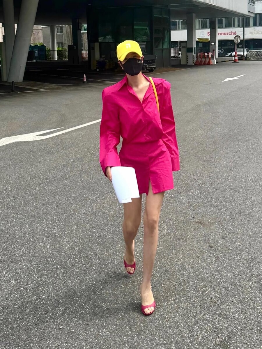 다 가려도 김혜수네…핫핑크에 노랑모자, 美친 각선미까지